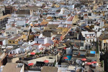 Sevilla, İspanya - 27 Temmuz 2011: Seville şehir çatılar üzerinden katedral yüksekliğini görünümünü
