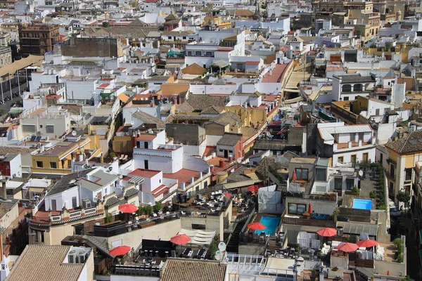 Sevilla, İspanya - 27 Temmuz 2011: Seville şehir çatılar üzerinden katedral yüksekliğini görünümünü