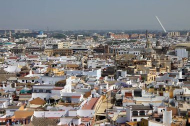 Sevilla, İspanya - 27 Temmuz 2011: Görüntüleme Seville katedral yüksekliğini üzerinden