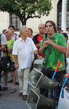 Sevilla, İspanya - 27 Temmuz 2011: Seville eylem sakinleri Destek toplu taşıma