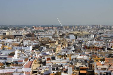 Sevilla, İspanya - 27 Temmuz 2011: Görüntüleme Seville katedral yüksekliğini üzerinden