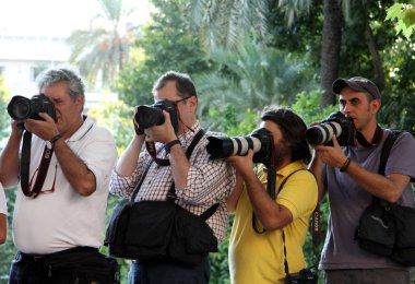 Sevilla, İspanya - 27 Temmuz 2011: İspanyol fotoğrafçılar protesto Seville sakinlerinin fotoğraflarını çekmek