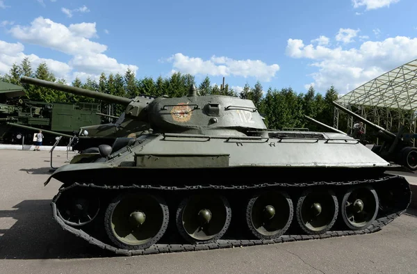 Советский средний танк Т-34 Великой Отечественной войны на Поклонной горе в Москве — стоковое фото