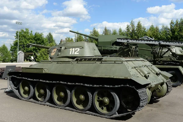 Sowiecki czołg średni t-34 z Wielkiej Wojny Ojczyźnianej na cerkiew Chrystusa Zbawiciela w Moskwie — Zdjęcie stockowe