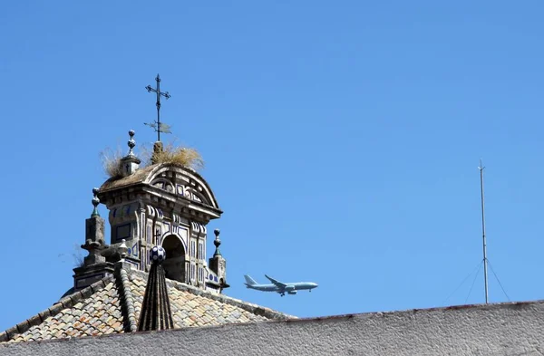 Seville Espanha Julho 2011 Avião Sobrevoa Cidade Sevilha Fundo Uma — Fotografia de Stock