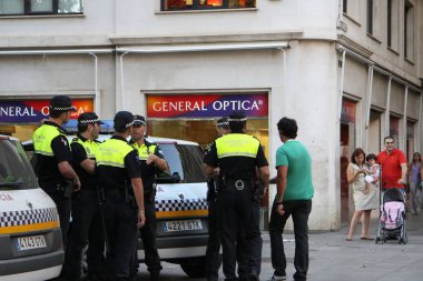 Sevilla, İspanya - 27 Temmuz 2011: Polis sokakta Seville