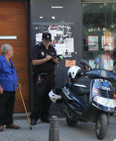 Seville Spain July 2011 Police Officer Draws Document Violation Streets — Stock Photo, Image