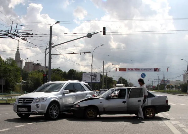 モスクワの通りでモスクワ ロシア連邦 2011 交通事故 — ストック写真