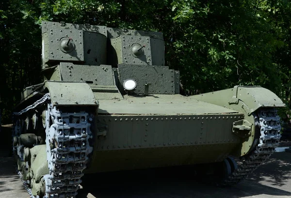 Na szczycie double czołg lekki t-26. Muzeum sprzętu wojskowego na cerkiew Chrystusa Zbawiciela w Moskwie — Zdjęcie stockowe