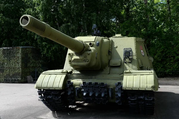 Instalacja ciężkich samobieżne Isu-152 w Muzeum sprzętu wojskowego na cerkiew Chrystusa Zbawiciela w Moskwie — Zdjęcie stockowe