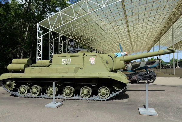 在莫斯科 poklonnaya hill 的军事装备博物馆安装了 isu-152 重型自行火炮装置 — 图库照片