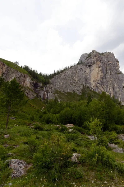 Paysage de montagne au bord de la rivière Chuya, République de l'Altaï, Sibérie, Russie — Photo