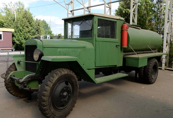 Бензовоз БЗ-43 на базе шасси грузовика ЗИС-5В в Музее военной техники в Москве — стоковое фото