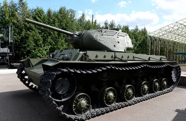 Czołg Kv-1s w Muzeum sprzętu wojskowego na cerkiew Chrystusa Zbawiciela w Moskwie — Zdjęcie stockowe