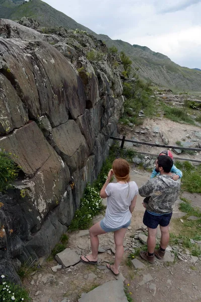 Туристы просматривают каменные петроглифы в тракте Калбак-Таш. Республика Алтай — стоковое фото