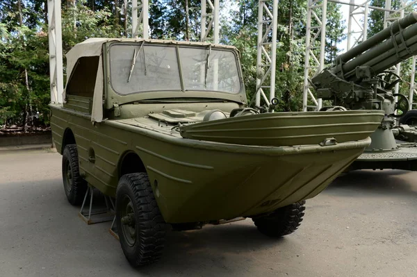 Drijvende amfibievoertuig "Ford-Gpa" in het Museum van militair materieel op Poklonnaya heuvel in Moskou — Stockfoto