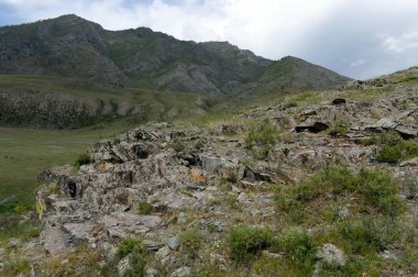    Kalbak-Tash yolu, onun petroglifler hayvanların görüntüleri ile ünlüdür
