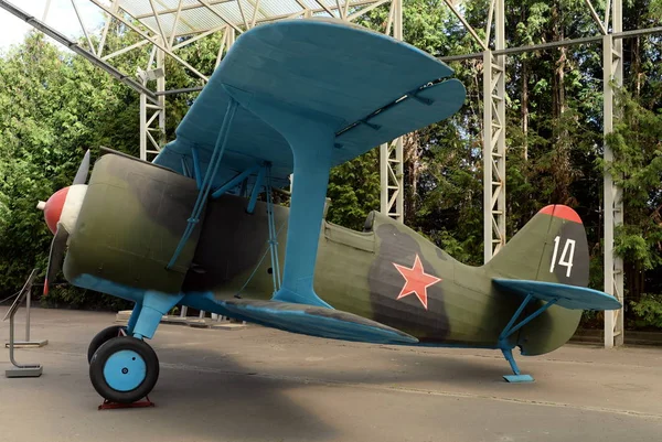 Combatiente I-15bis en el Museo de equipamiento militar en la colina de Poklonnaya en Moscú — Foto de Stock