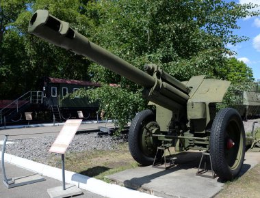  Sovyet 152-mm obüs D-1 örnek 1943 Moskova Poklonnaya Tepesi'ndeki askeri teçhizat Müzesi'nde