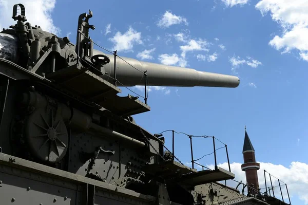305 мм морская железнодорожная артиллерийская установка-транспортер ТМ-3-12 и мемориальная мечеть на Поклонной горе в Москве — стоковое фото
