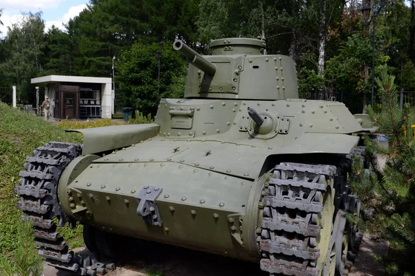Japoński czołg średni Typ 97 Chi-Ha w Muzeum sprzętu wojskowego na cerkiew Chrystusa Zbawiciela w Moskwie — Zdjęcie stockowe