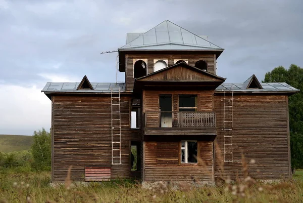 Övergivna turist komplex ”Eldorado” vid mynningen av floden Inya Altai territorium — Stockfoto