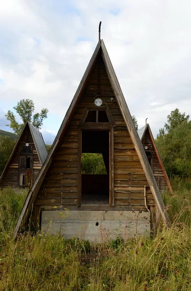 Övergivna turist komplex ”Eldorado” vid mynningen av floden Inya Altai territorium — Stockfoto