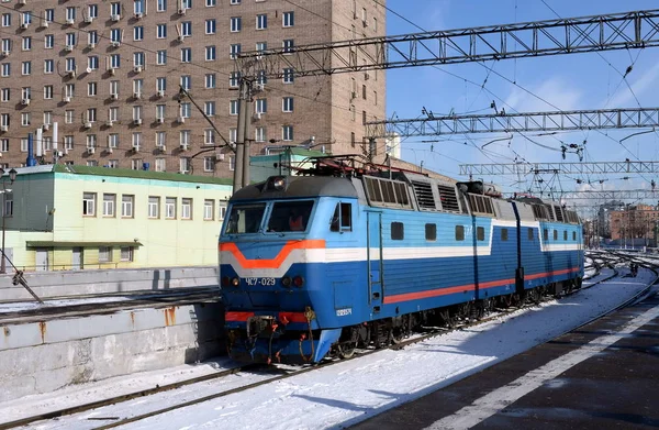 Locomotiva elettrica a due sezioni CHS7 presso la stazione di Kazan a Mosca — Foto Stock