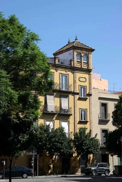 Будинки житлові багатоквартирні іспанського міста Севільї — стокове фото