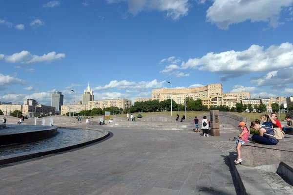 Emberek pihenhetnek a szökőkút "Elrablását Európa" Európa tér a kijevi pályaudvar közelében Moszkvában — Stock Fotó