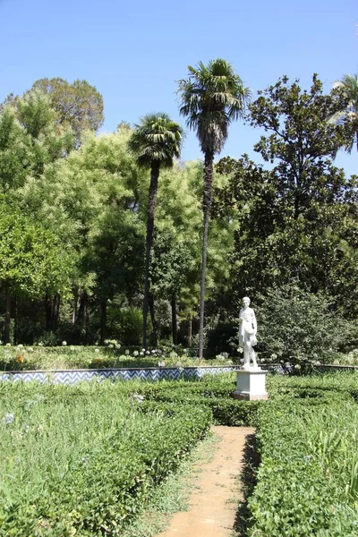 Скульптура в парке Марии Луизы в Севилье — стоковое фото