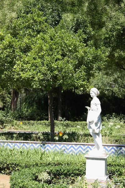 Скульптура в парке Марии Луизы в Севилье — стоковое фото