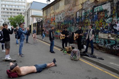  Müzisyenler eski Arbat ünlü şarkıcısı Victor Tsoi doğum gününde gerçekleştirmek.