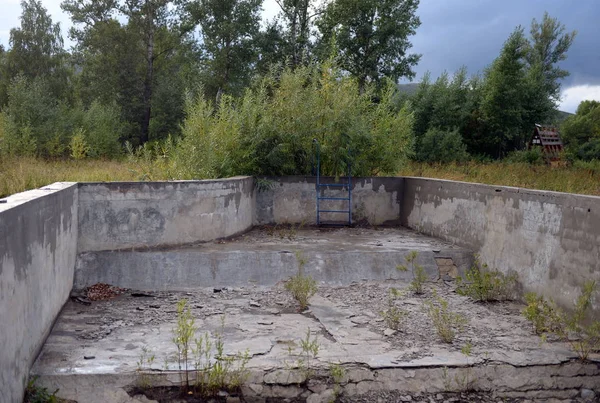 Verlaten zwembad in het toeristische complex "Eldorado" aan de monding van de rivier Ini (kraj Altaj) — Stockfoto