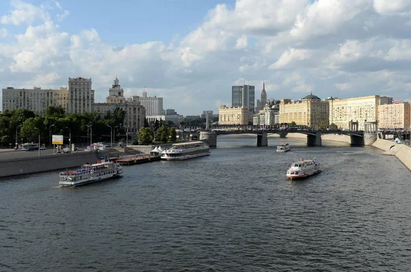 Barcos de recreo en el río Moscú — Foto de Stock