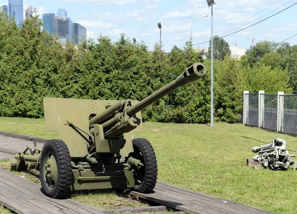 Артиллерия в Музее военной техники на Поклонной горе в Москве — стоковое фото