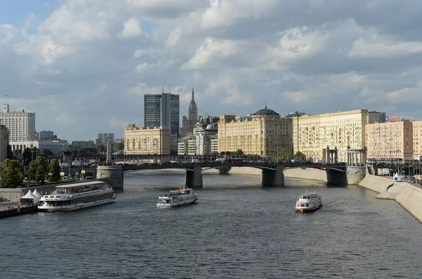 Vergnügungsboote auf dem Fluss Moskau — Stockfoto