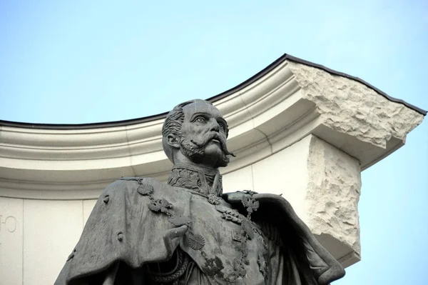 O monumento a Alexandre II, o Libertador, perto da Catedral de Cristo Salvador em Moscou — Fotografia de Stock