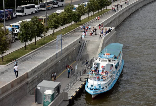 Ausflugsschiff "alina tango" an der Anlegestelle "Patriarch" am Pretschistenskaja-Ufer von Moskau — Stockfoto