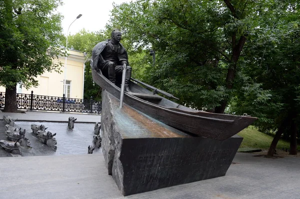 作家ゴーゴリ通りモスクワでミハイル ・ ショーロホフの記念碑 — ストック写真