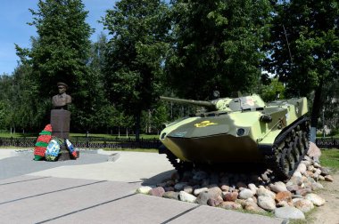  Savaş aracı (Bmd-1) açılış ve genel Vasili Margelov Yaroslavl içinde hava indirme birlikleri Ordu Komutanı bir anıt