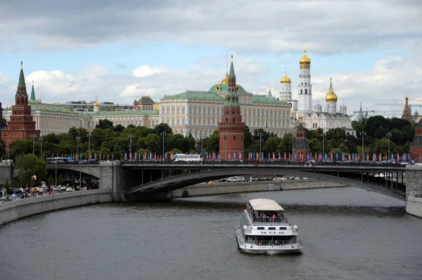 Moskova Kremlin ve büyük taş köprü görünümü — Stok fotoğraf