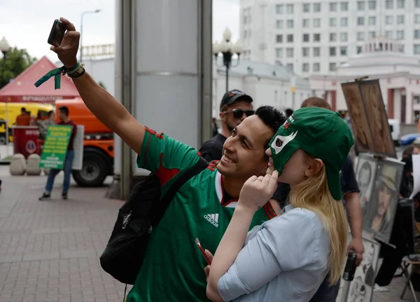 Külföldi futball rajongók az Arbat során a 2018 Fifa world Cup Moszkvában — Stock Fotó