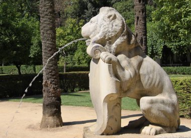 Sevilla, İspanya - 15 Temmuz 2011: Aslan havuzun içinde park Maria Luisa Sevilla, heykel