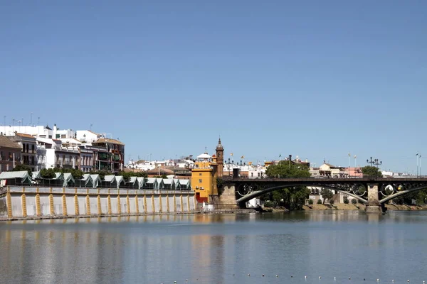 Sevilla Španělsko Července 2011 Pohled Řeku Guadalquivir Isabella Most Seville — Stock fotografie