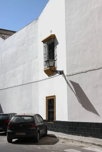 Parked car in front of the house in Seville — Stock Photo, Image