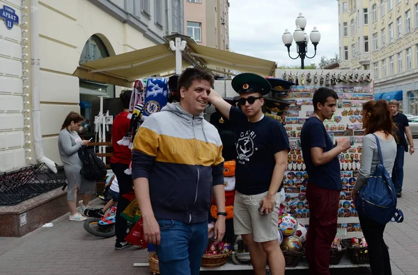 Turisti sulla strada pedonale Arbat a Mosca — Foto Stock