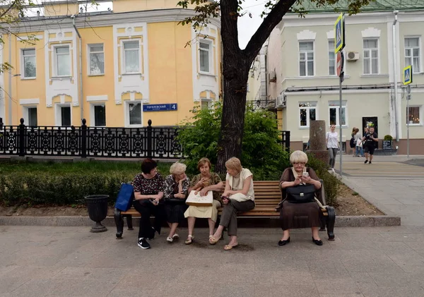 Rentner ruhen sich auf Gogol-Boulevard in Moskau aus — Stockfoto