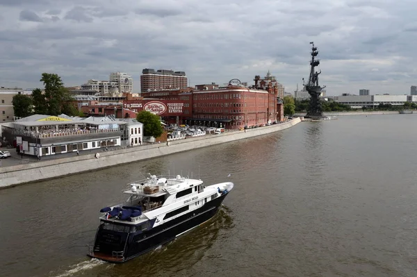 Vista del edificio de la fábrica "Octubre Rojo" y el monumento a Pedro Magno desde el puente del Patriarca en Moscú — Foto de Stock