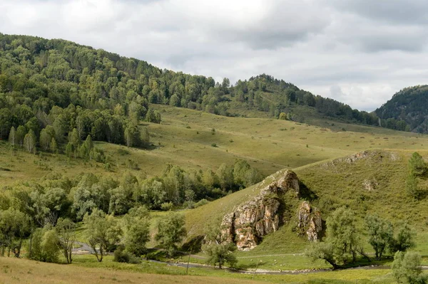 Berglandschaft in der Nähe des Dorfes General Altai — Stockfoto